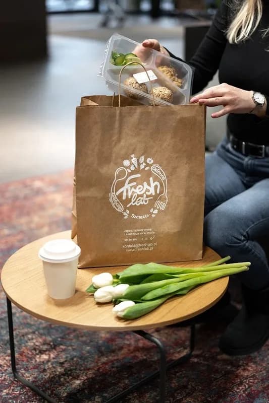 Torba Freshlab z posiłkami dostarczona do biura — catering dla firm w Szczecinie